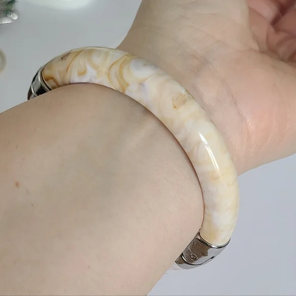 Vintage Boho Cream Chunky Resin Acrylic Hinged Silver Tone Bangle Bracelet - Picture 12 of 13